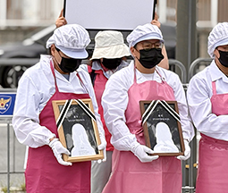 학교 급식실 폐암 산재 노동자의 마즈막 장례식 '급식노동자를 지켜주세요!' 사진