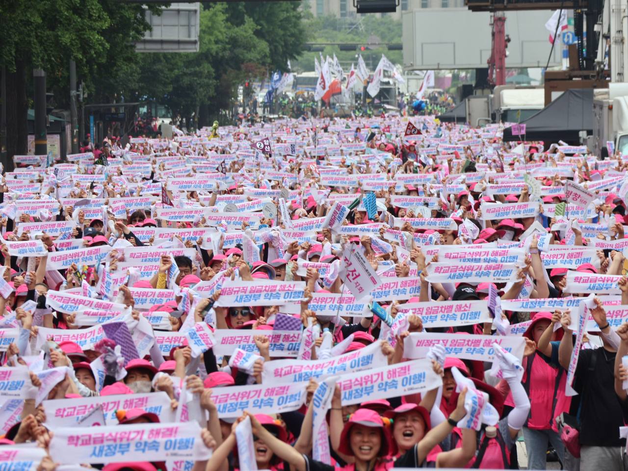 "우리 손으로 쟁취하자!" 6.28 전국학교비정규직노동자대회 사진