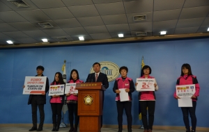 [전국학교비정규직노동조합-민중당 기자회견] ‘징계위원회’로 전락한 학교비정규직 정규직 전환 심의위원회 규탄 및 문재인 정부의 지도감독 촉구 기자회견 사진