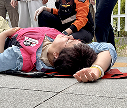 학교비정규직연대회의 대표단 단식돌입 기자회견 "경찰충돌! 연좌농성 돌입!" 사진